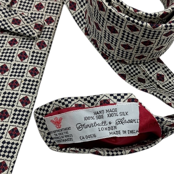 TURNBULL & ASSER Ivory/Burgundy Geometric Silk LUXURY Tie HANDMADE ENGLAND - Picture 3 of 4